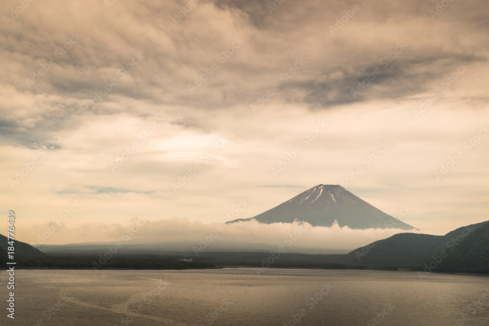 富士山和Motosu湖在夏季