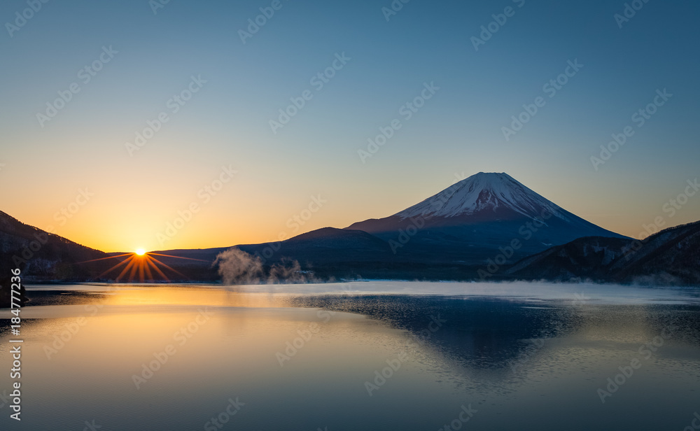 冬天早晨，富士山在Motosu湖