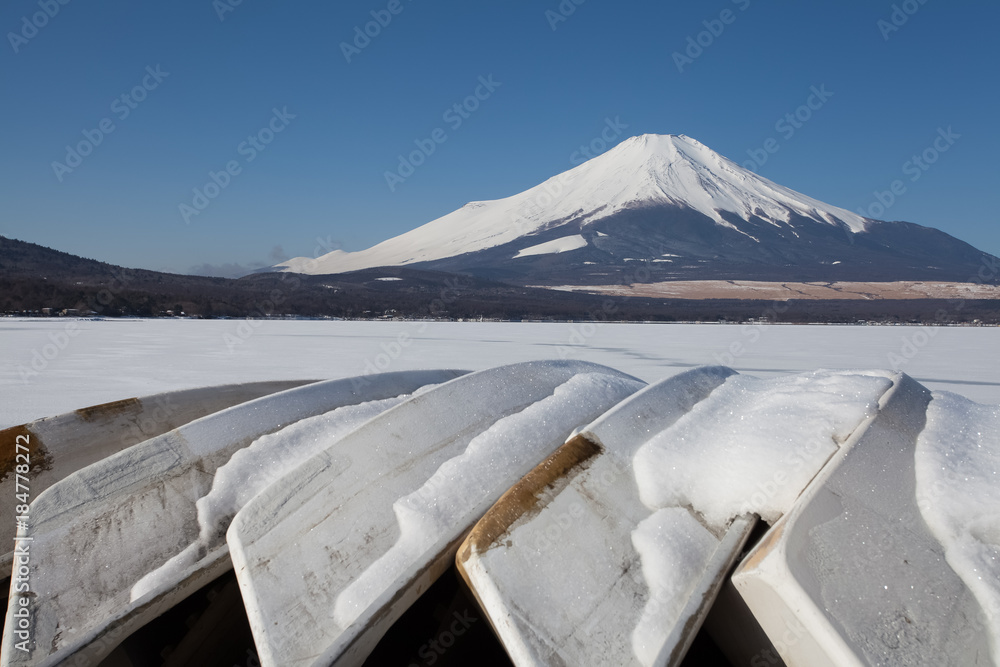 山梨县山中湖冬季富士山和桨板船停运