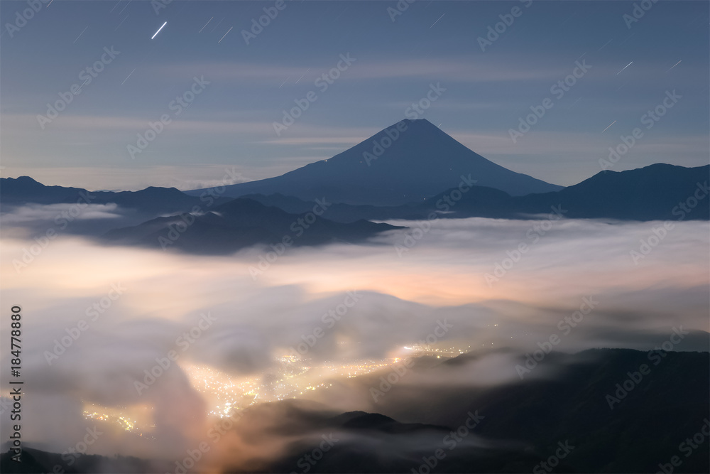 夏天的富士山和薄雾之海