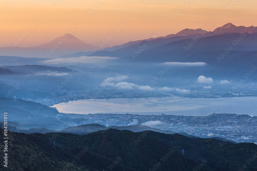 清晨的富士山和水洼湖