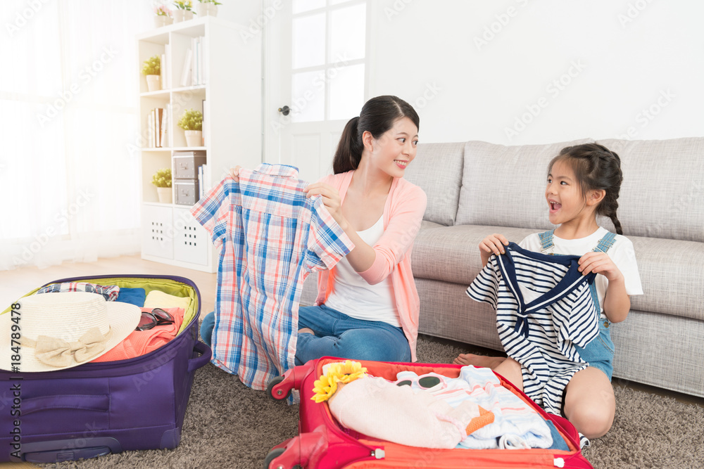 带着可爱女孩的女人整理个人服装