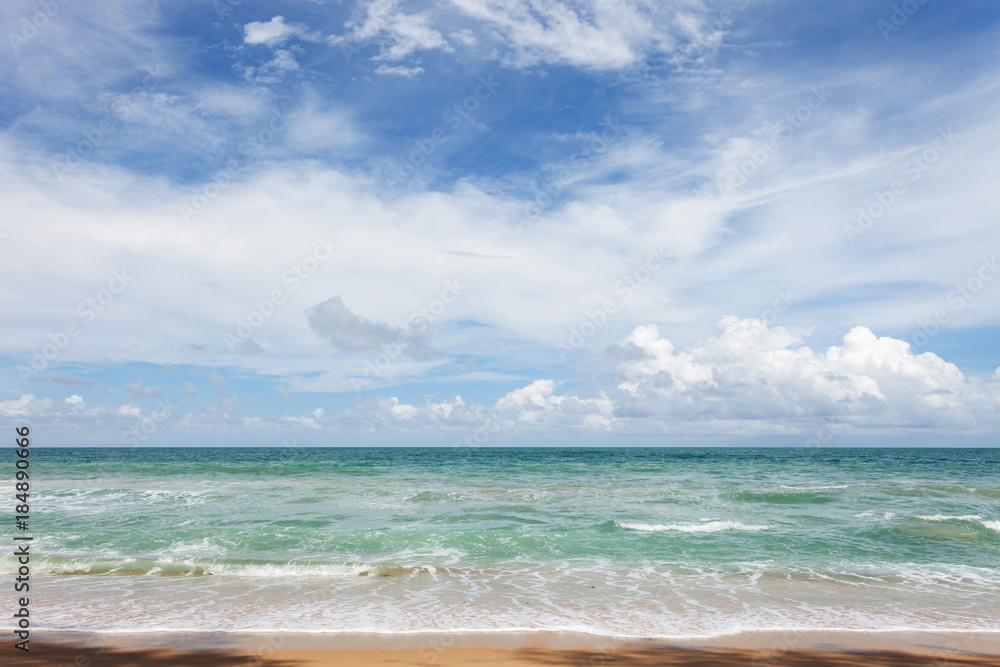 泰国普吉岛沙滩附近美丽的热带安达曼海景，海浪拍打着san