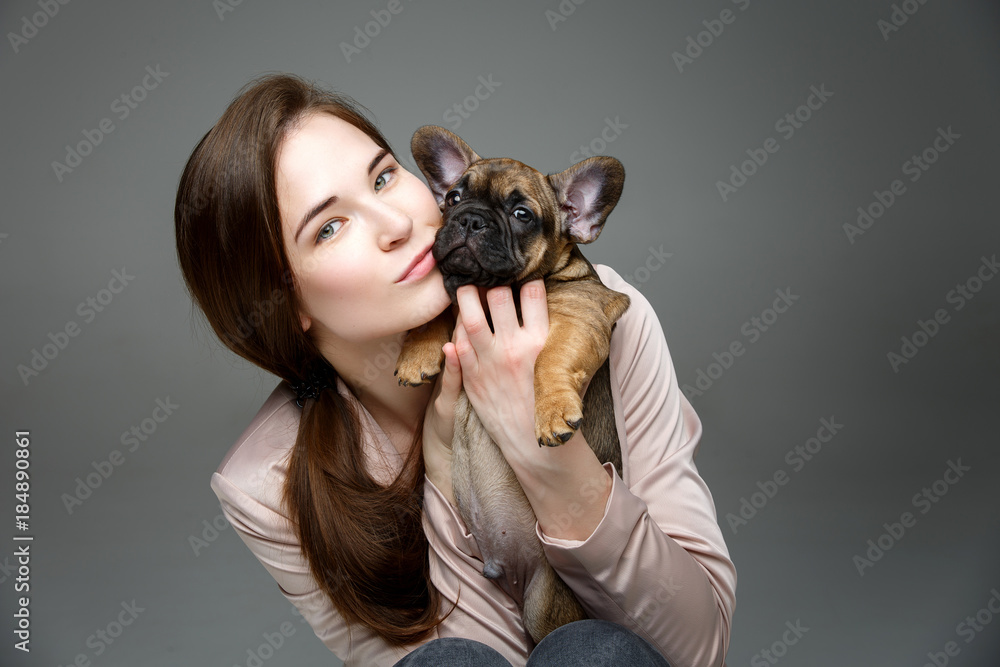 女孩与法国斗牛犬小狗