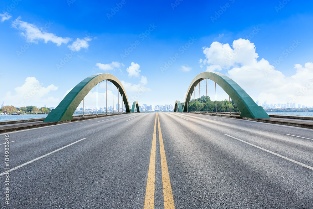 空旷的公路柏油路和美丽的天空云朵景观