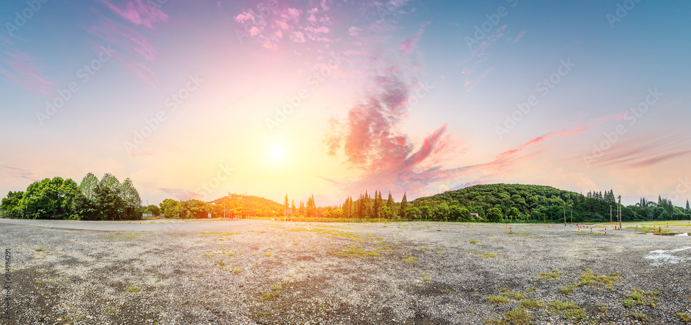 公园沙路大型停车场和日落时的青山自然景观，全景