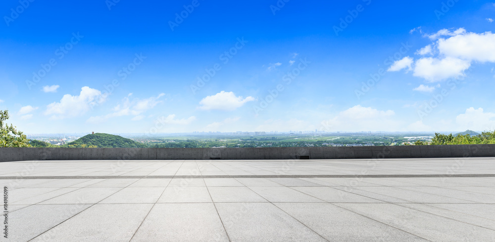 空旷的城市广场地面和蓝天自然景观，全景