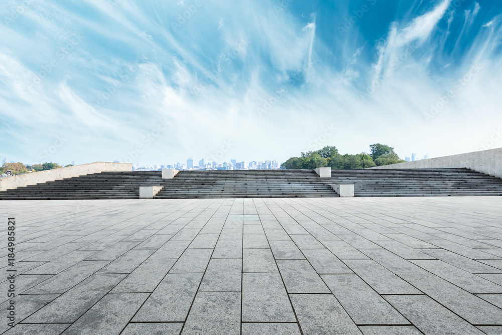 蓝天下空旷的城市广场楼层