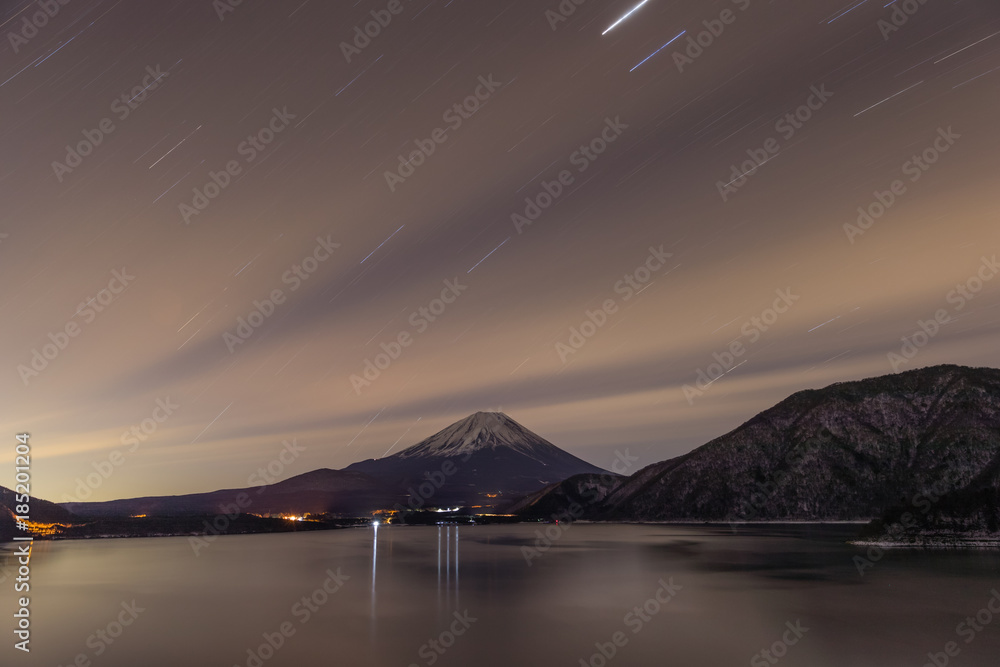 冬季夜间的本须湖和富士山。本须湖是富士山脉最西端