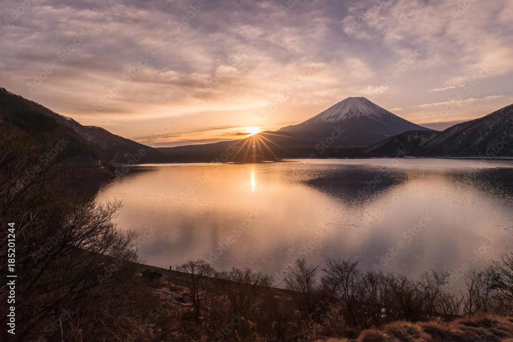 冬季清晨的本须湖和富士山。本须湖是最西部的