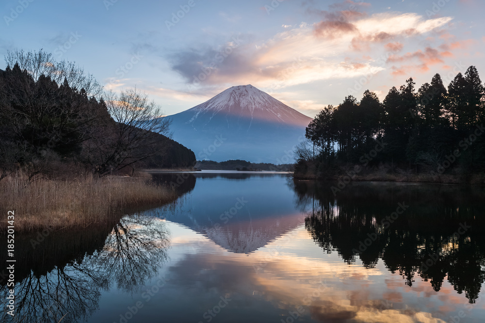 富士山和谷美湖在冬季有美丽的日出。谷美湖是Mo附近的一个湖