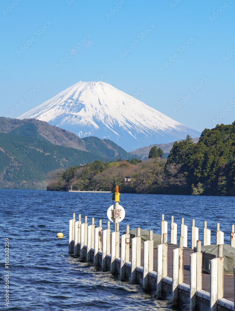 秋天美丽的阿什湖和富士山