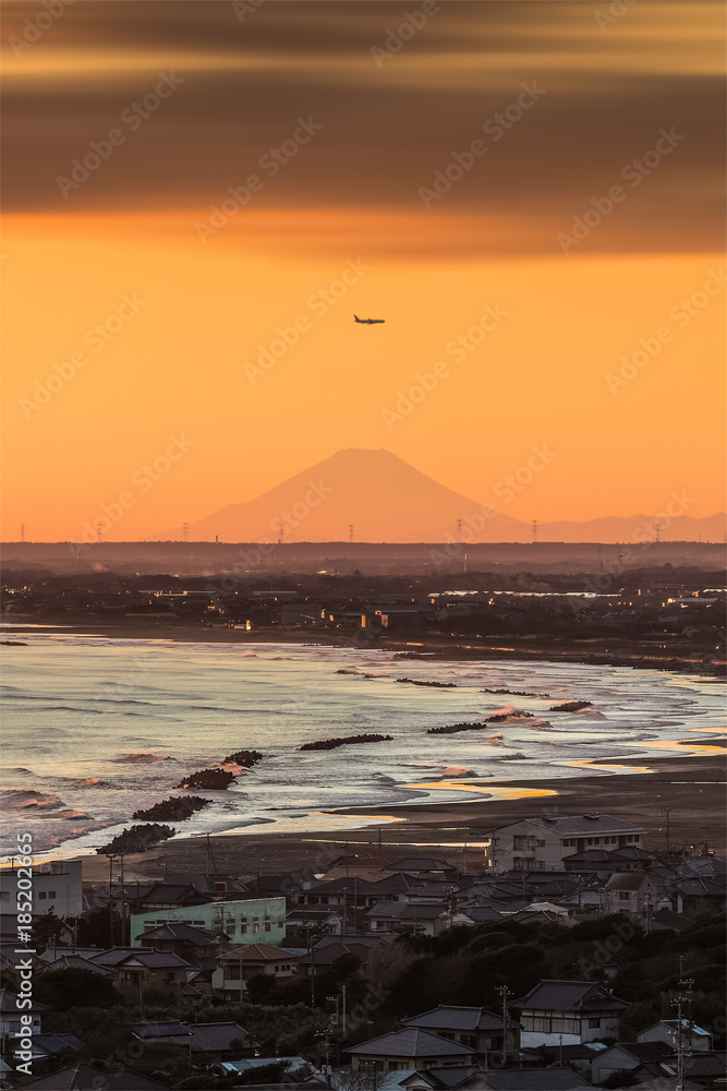 千叶县饭冈镇的富士山和海滩。富士山距离185公里，但可以在c上看到