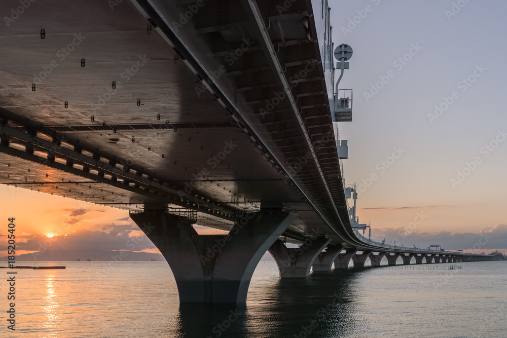 日落中的东京湾水上线景观