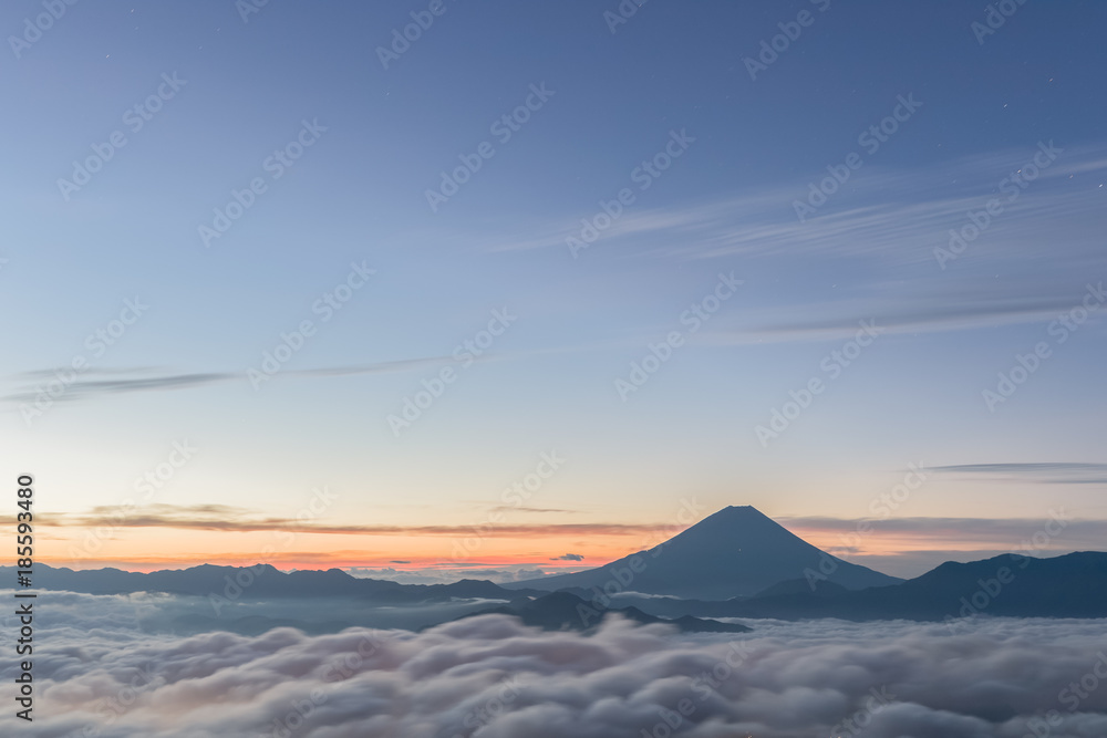 春天有云的富士山顶