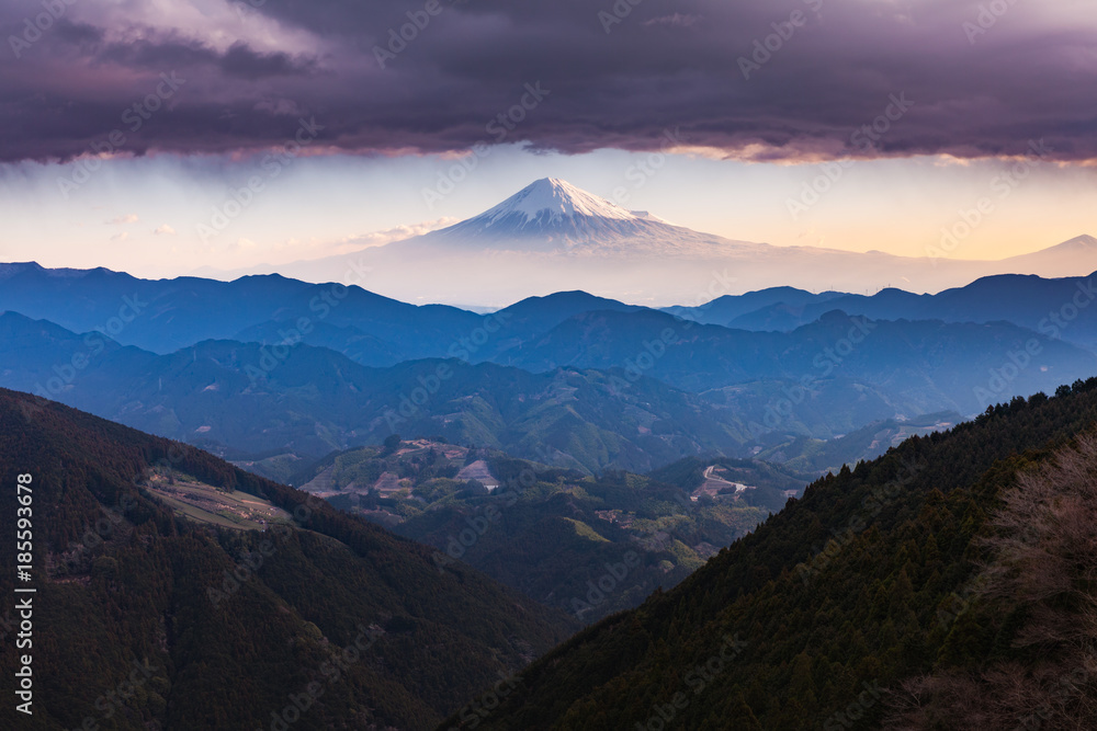 春天有云的富士山顶