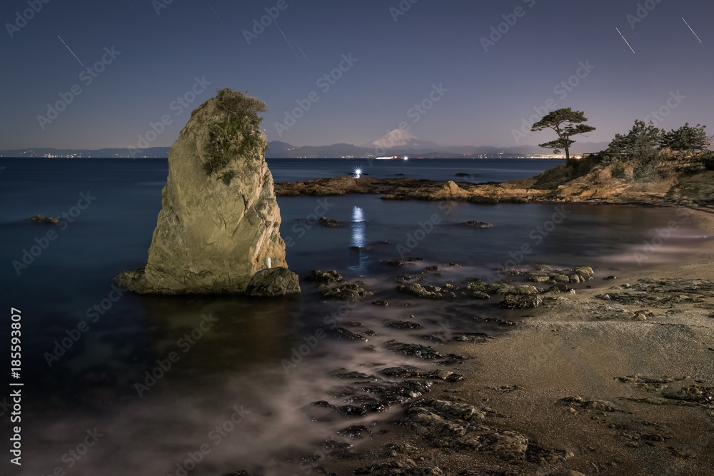 从大尾市公园的观景点可以看到相模湾和富士山的夜景。大尾市花园就在这里