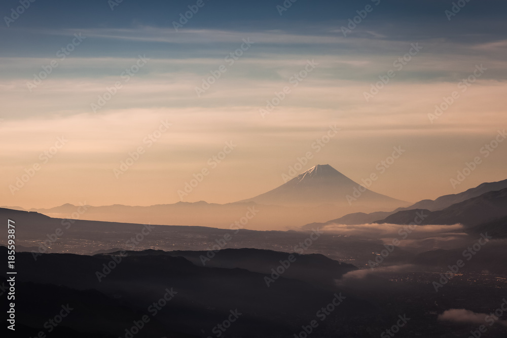 春天的富士山晨雾蒙蒙