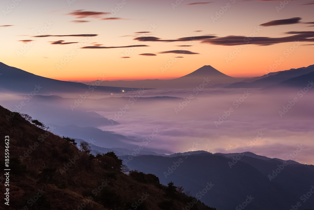 春天有云的富士山顶