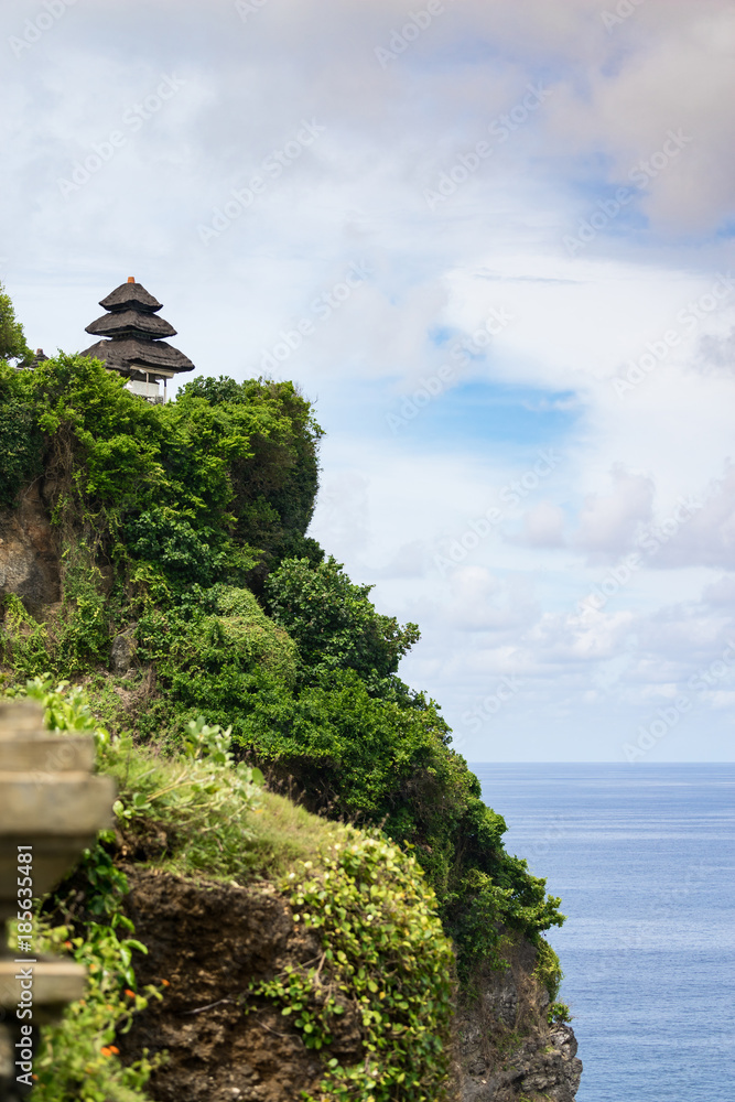 美丽的风景——印度尼西亚巴厘岛南部乌鲁瓦塔海边的悬崖。