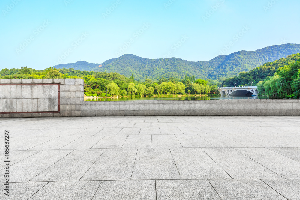 城市公园空荡荡的广场层和青山自然景观