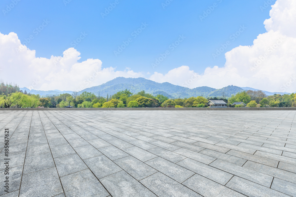 城市公园空荡荡的广场层和青山自然景观