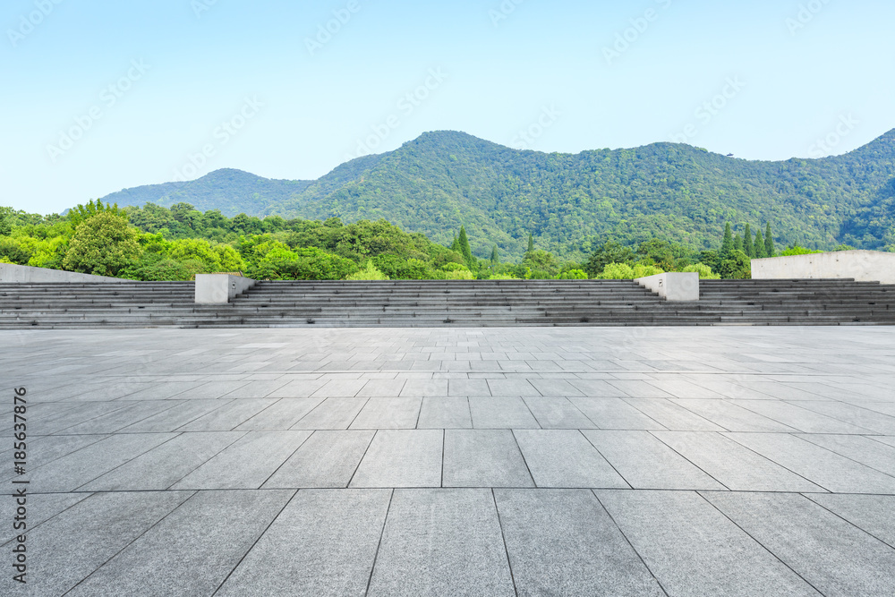 城市公园空荡荡的广场层和青山自然景观