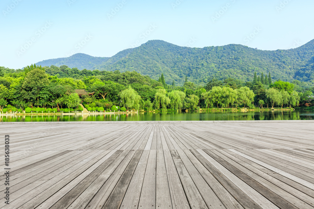 城市公园空荡荡的广场层和青山自然景观