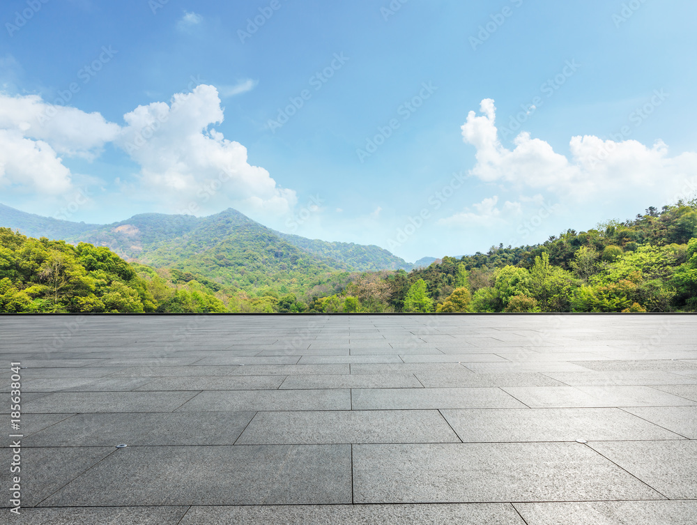 城市公园空荡荡的广场层和青山自然景观