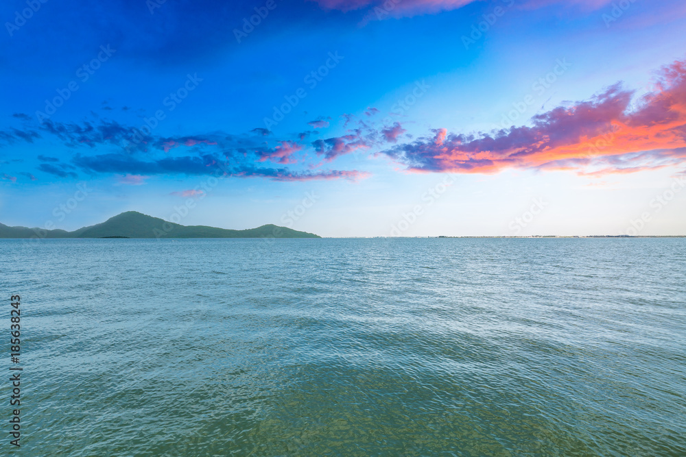 日落时的海水和山丘自然景观