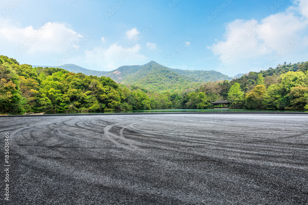 蓝天下的环形柏油路和青山自然景观