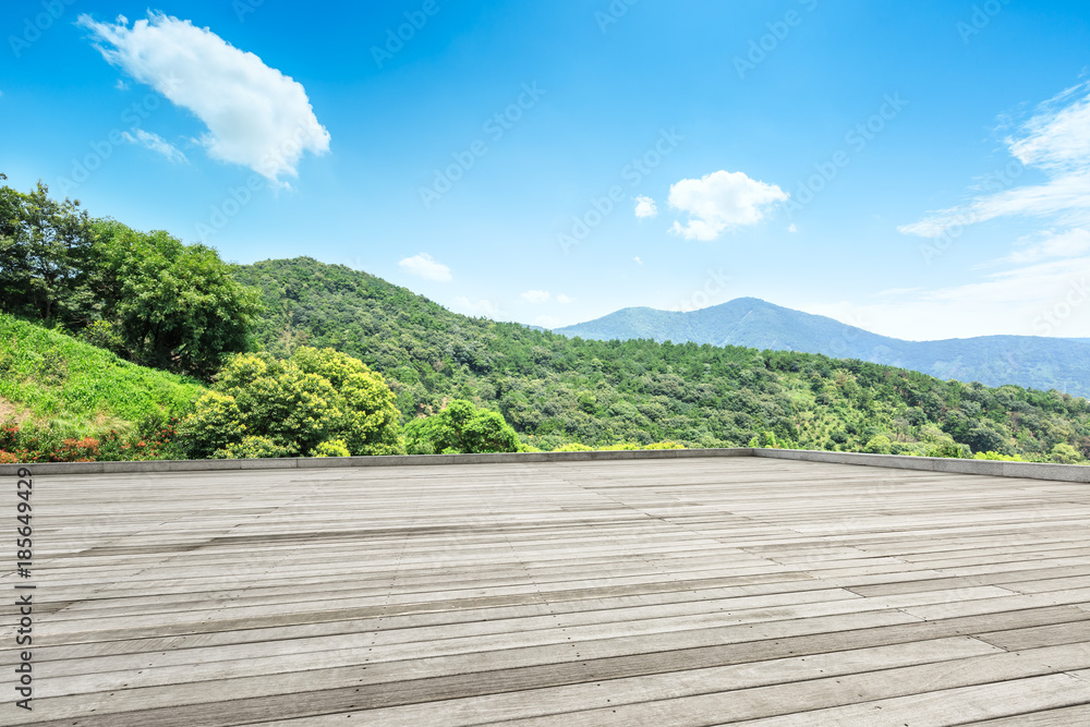 公园内空旷的广场层和青山自然景观