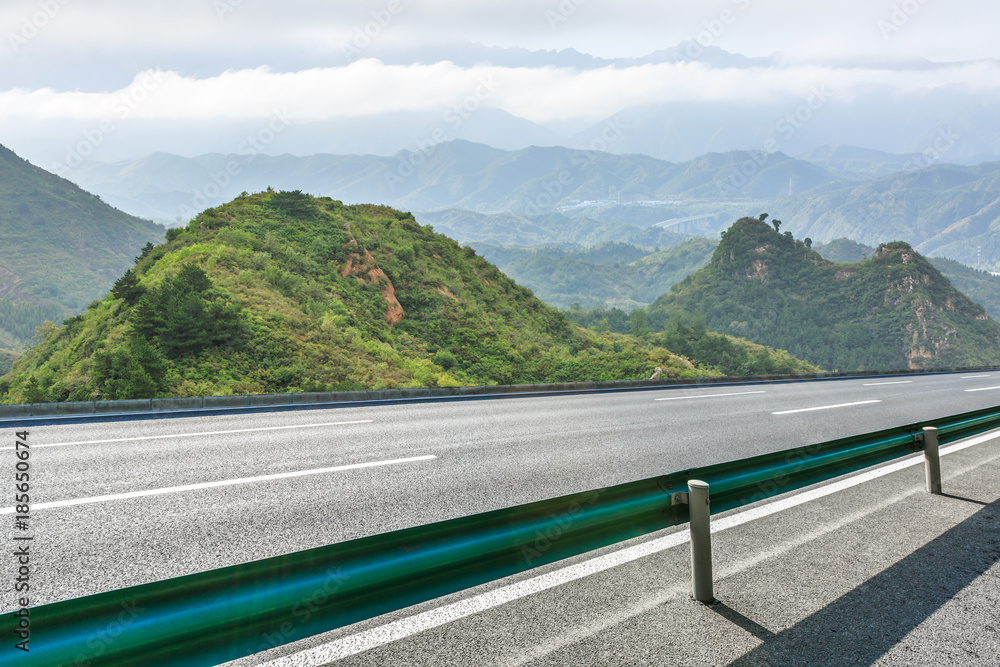 山区空旷的沥青公路