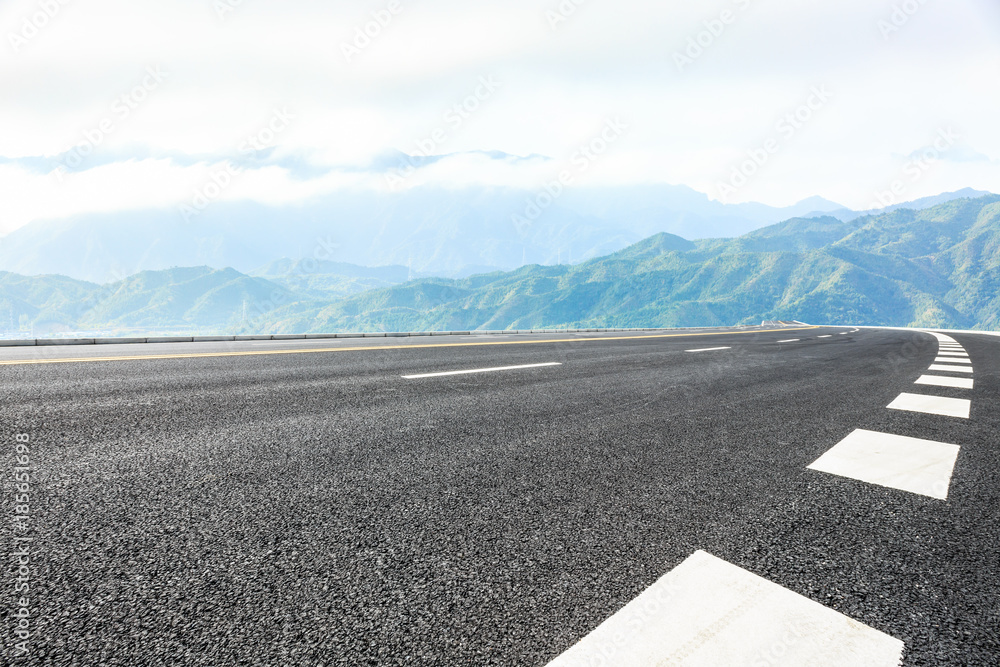 山区空旷的沥青公路