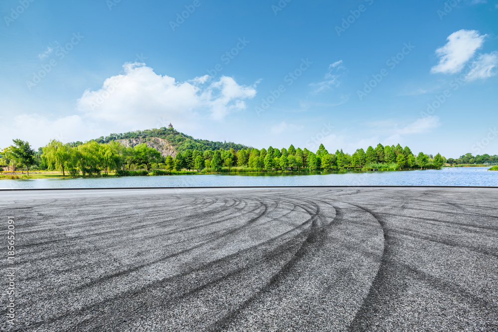 绿色公园里的柏油路广场和有水的山