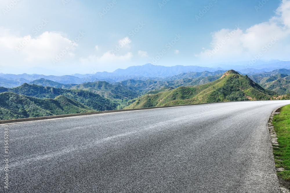 山间空旷的沥青公路