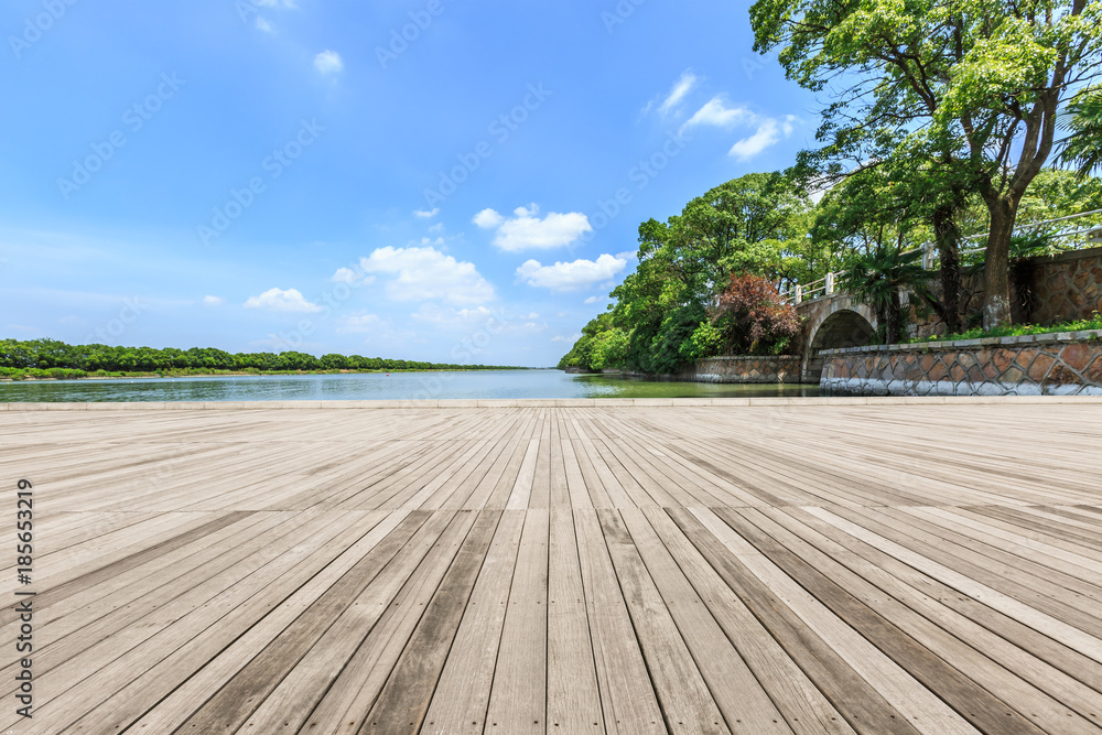 城市公园的木板观景台和湖泊景观