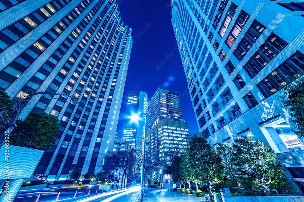 夜の高層ビル群