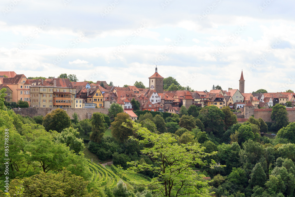 德国Rothenburg ob der Tauber带塔楼的中世纪古城的城市景观