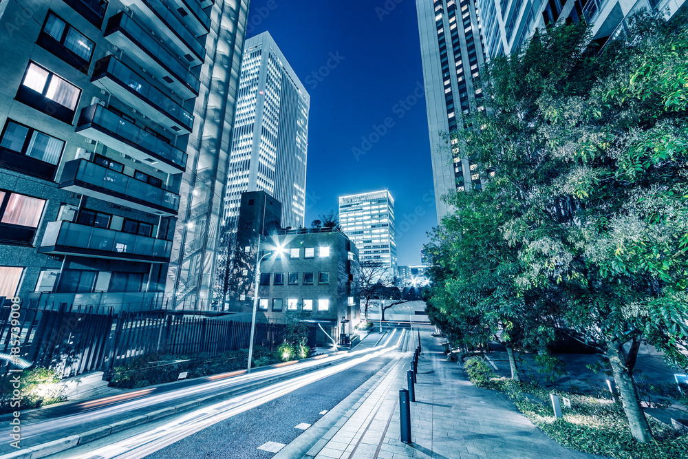 夜の高層ビル群