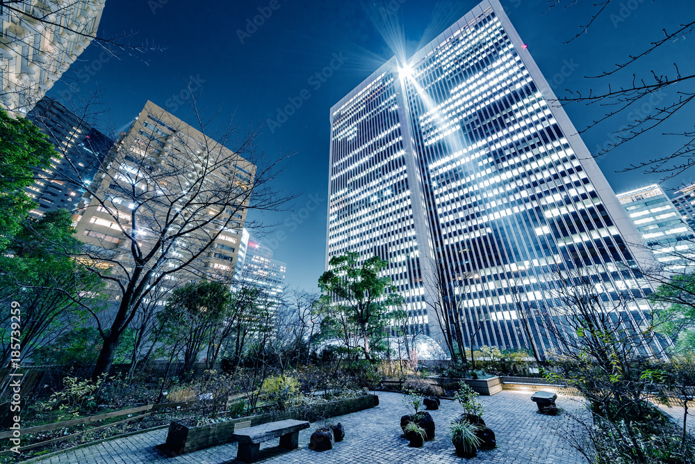 夜の高層ビル群