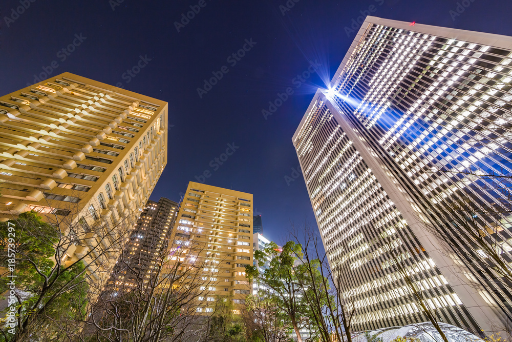 夜の高層ビル群