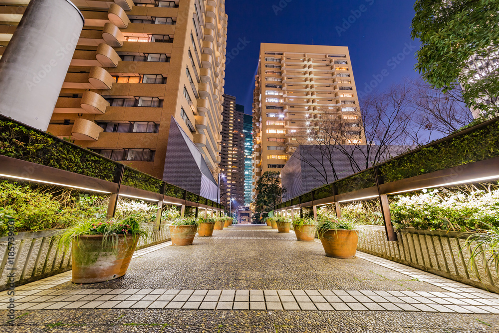 夜の高層ビル群