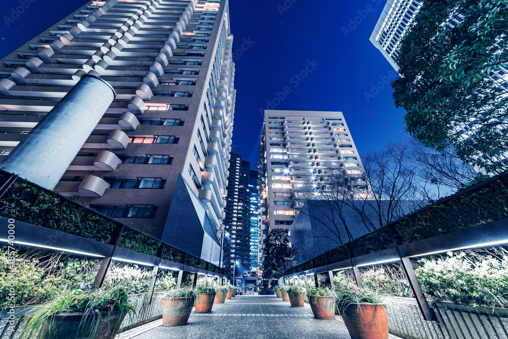 夜の高層ビル群