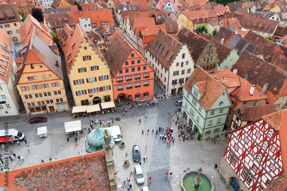 德国Rothenburg ob der Tauber中世纪古城的城市景观，带市场