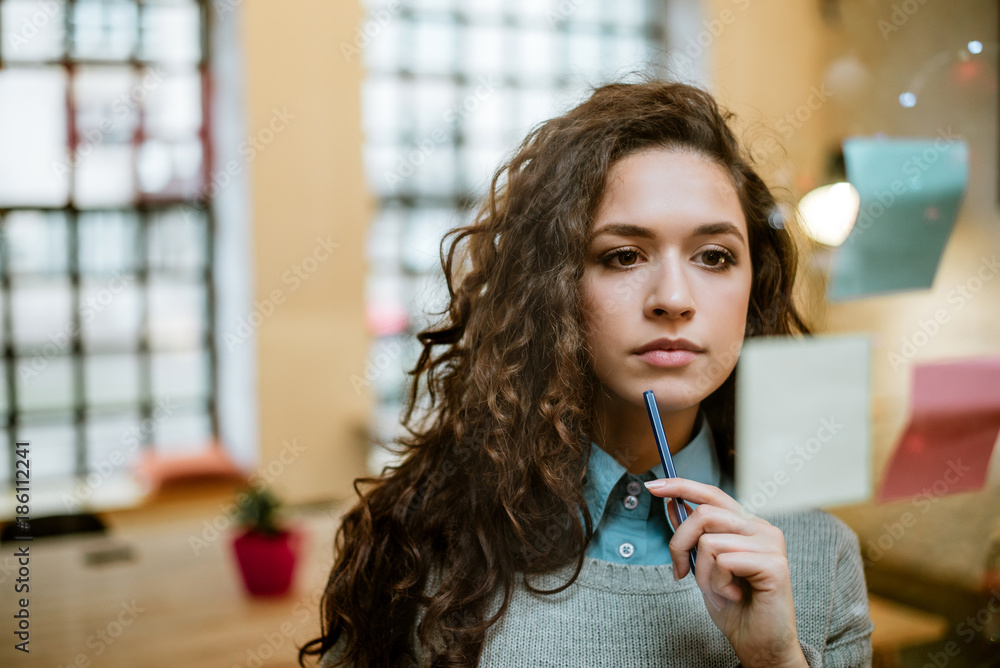 专心的女人在便签上制定计划。