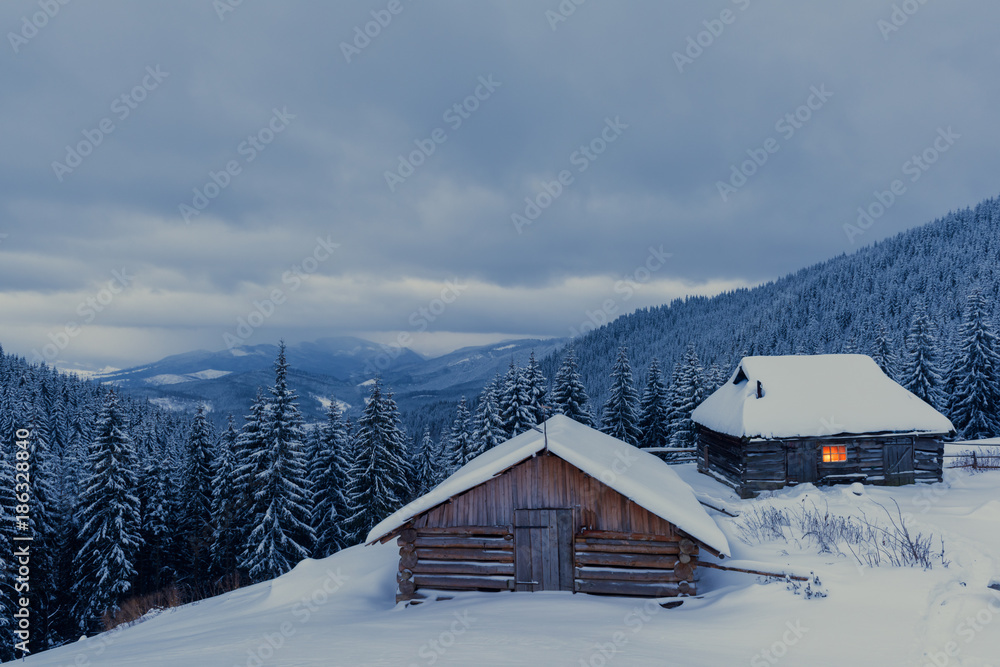 雪山木屋的奇妙冬季景观。圣诞假期概念。喀尔巴阡山