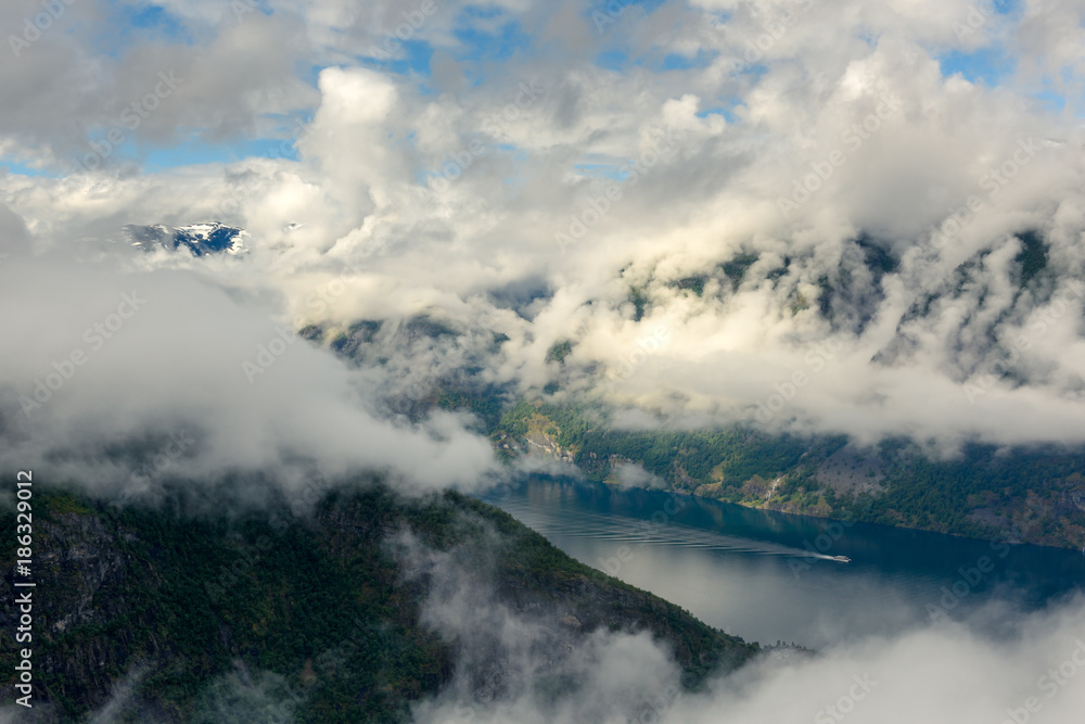 Stegastein视点，可欣赏到著名的Aurlandsfjorden峡湾的全景。AurlandsFjorlet Natio