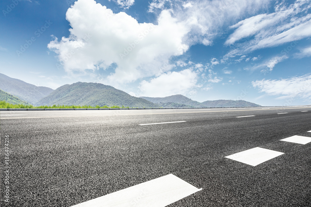 夏日乡村公路与山地自然景观