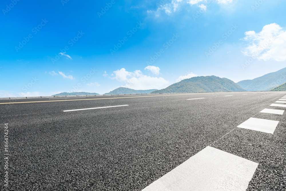 夏日的乡村公路和山脉自然景观